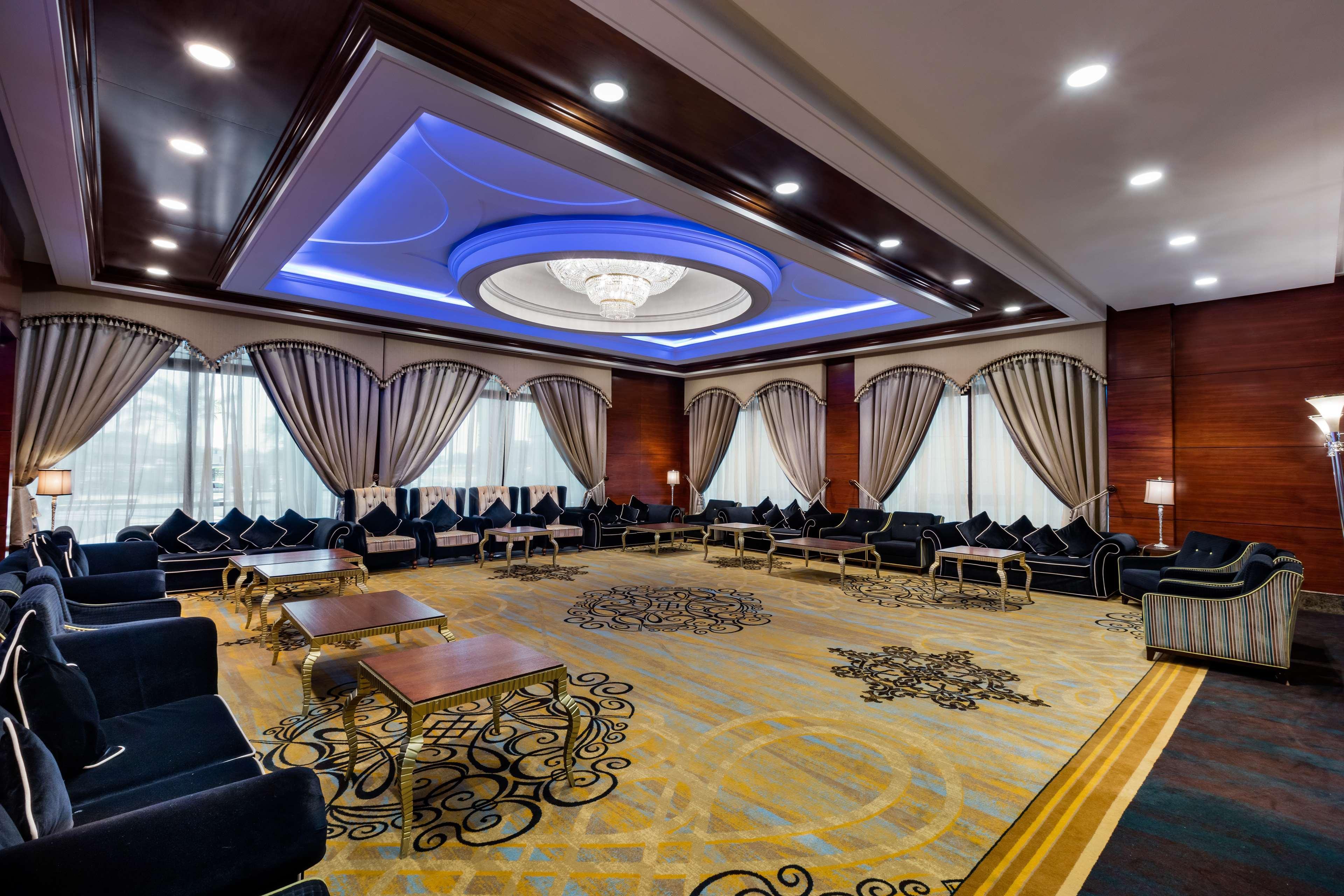 The Diplomat Radisson Blu Hotel Residence & Spa Manama Exterior photo The Majlis Al-Arab